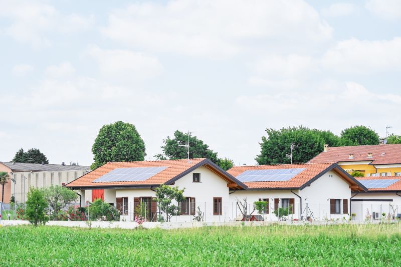 Villette con i pannelli fotovoltaici sui tetti in coppi, in pianura