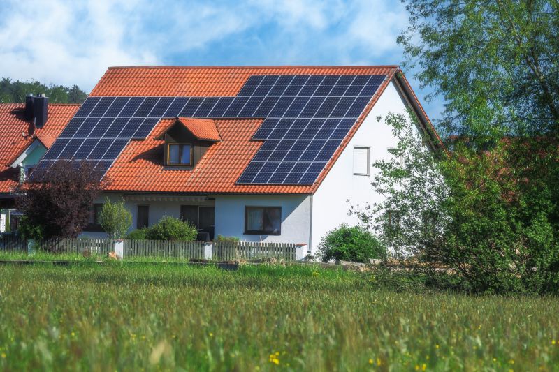 Casa in campagna con i pannelli fotovoltaici sul tetto in tegole rosse