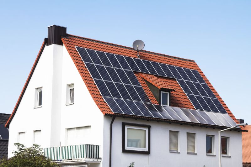 Casa con i pannelli fotovoltaici sul tetto in tegole rosse