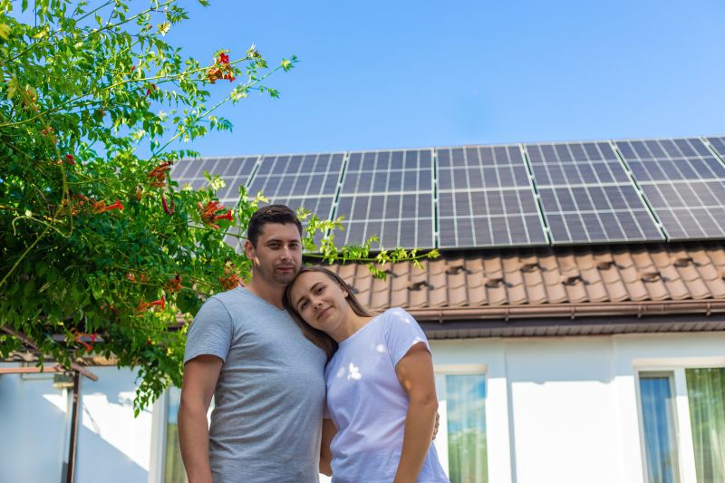 Una coppia davanti alla propria casa con i pannelli fotovoltaici sul tetto