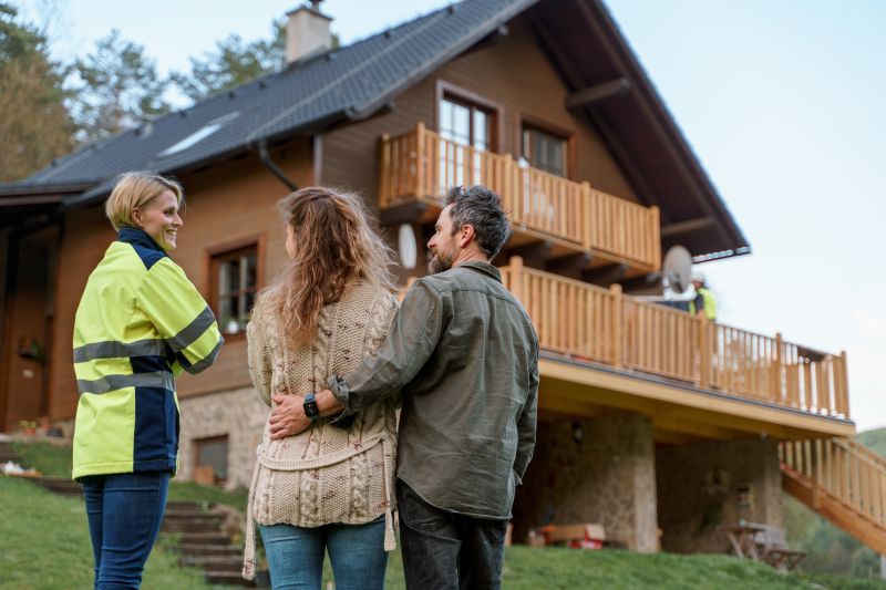 Una tecnica parla con i proprietari davanti alla casa durante il sopralluogo