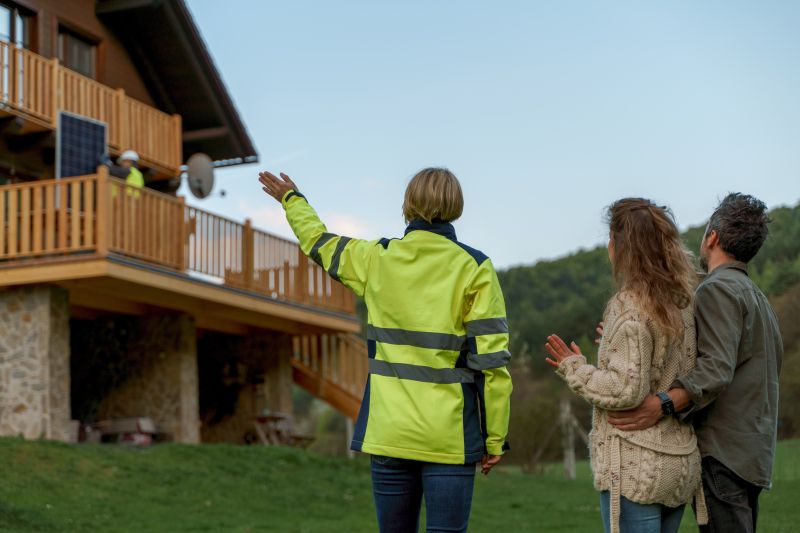 Una tecnica indica ai proprietari il tetto della casa dove si lavora all’impianto
