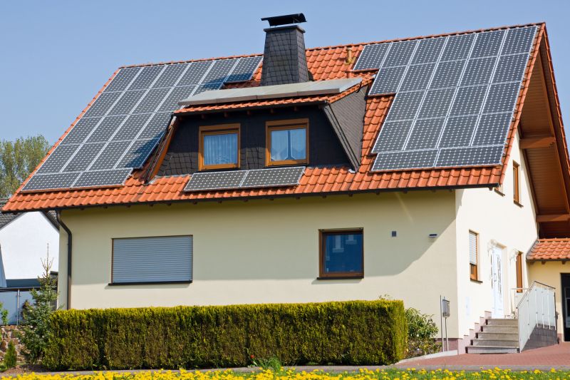 Villetta con i pannelli fotovoltaici sulle due falde del tetto in tegole